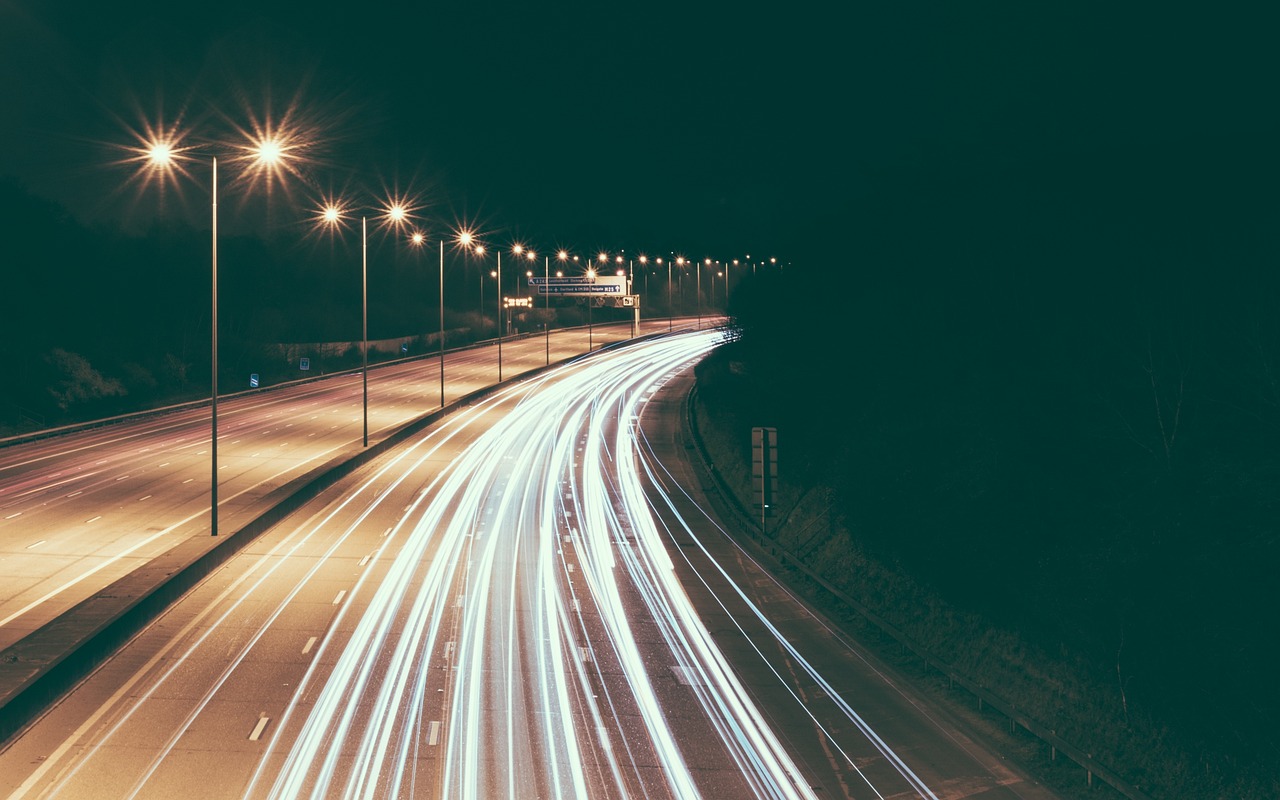桥边左转规定与道路安全探讨，能否左转，交通规则解析