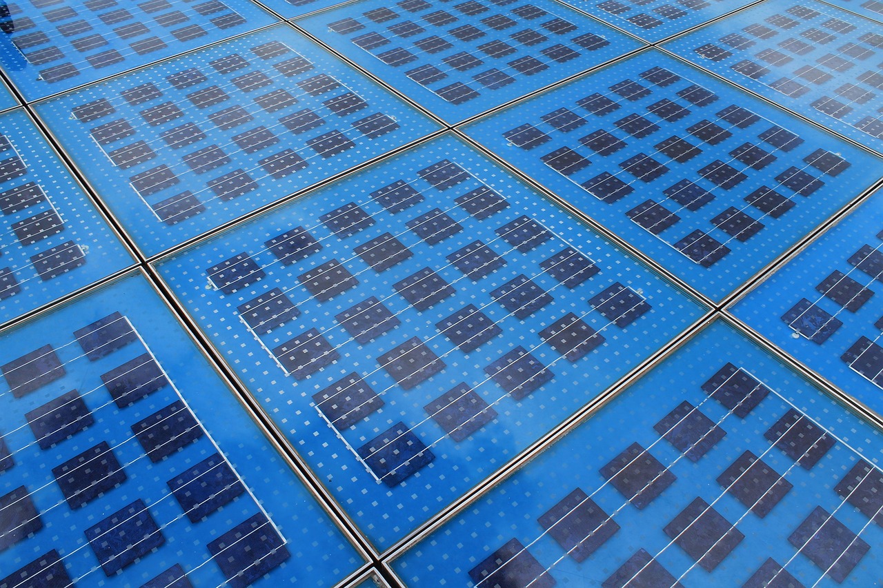利用机器学习优化太阳能电池性能研究